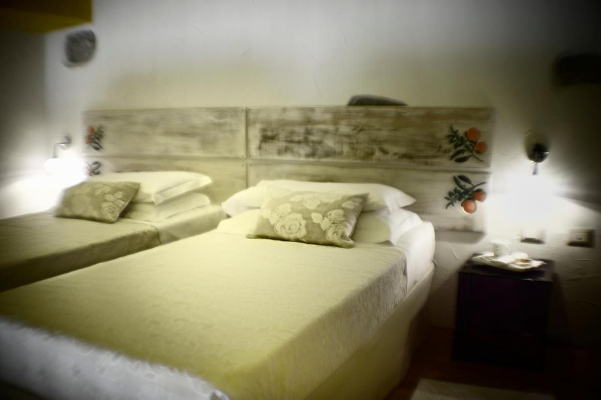Il Giardino Degli Aranci Bed & Breakfast Mores Bagian luar foto